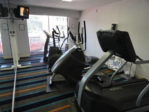 Doubletree By Hilton Hotel Raleigh - Brownstone - University Instalações foto