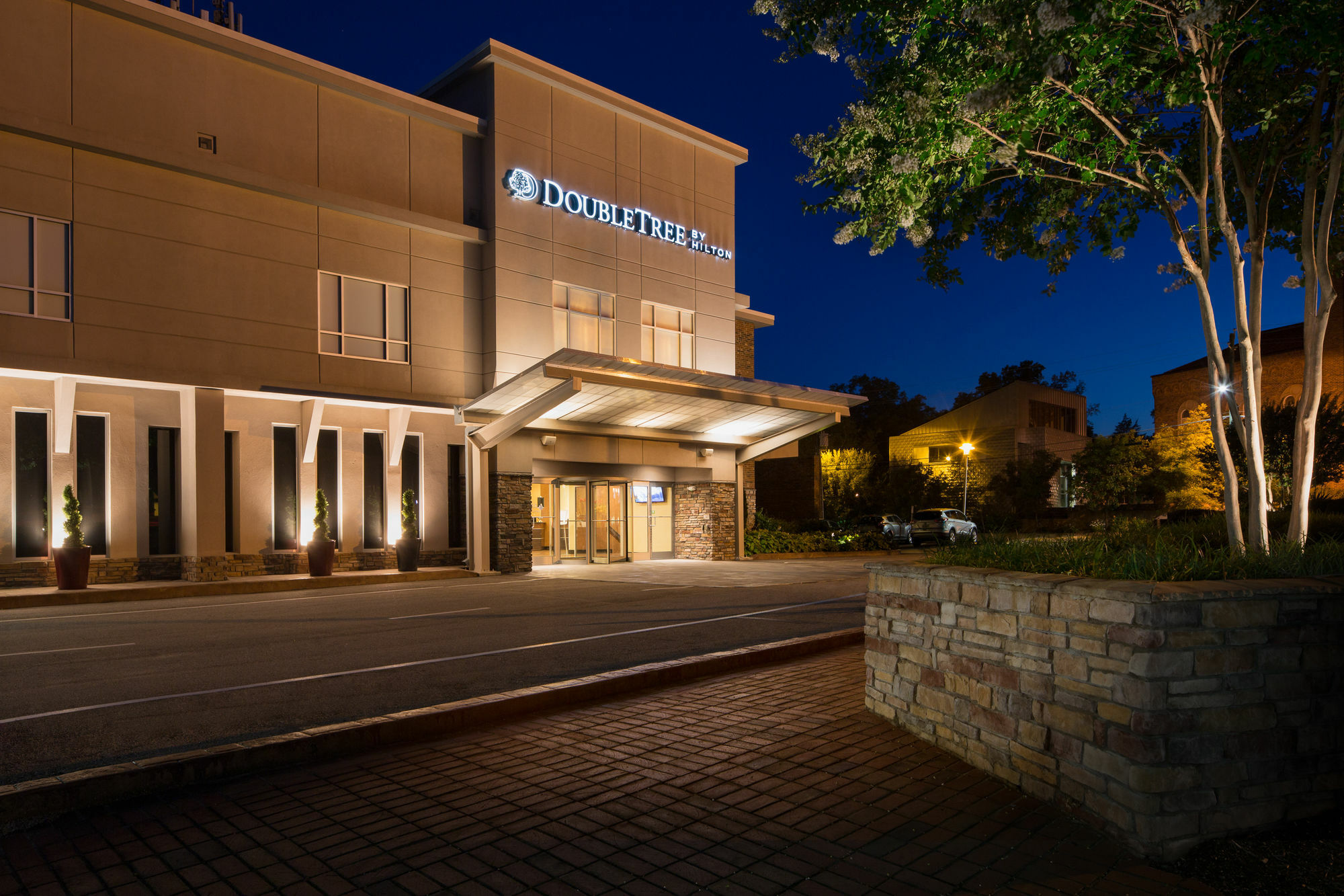 Doubletree By Hilton Hotel Raleigh - Brownstone - University Exterior foto